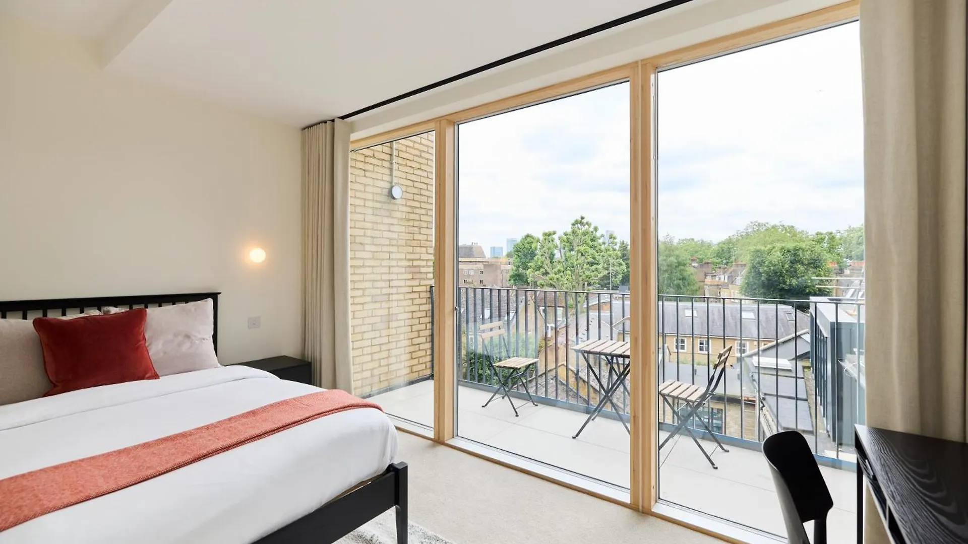The East London Mile Hideout - Trendy 3Bdr Flat With Balcony Apartment